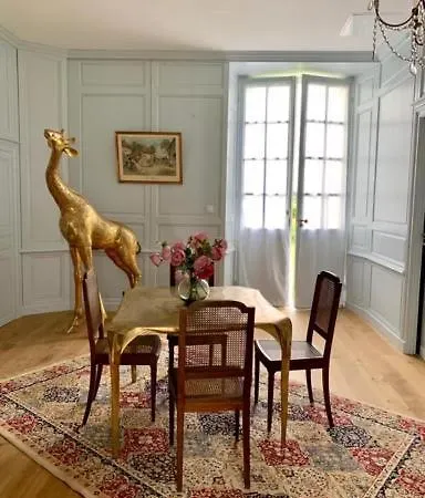 La Chambre Bleue Du Chateau De Lescours A Saint-Emilion *