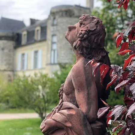 La Chambre Bleue Du Chateau De Lescours A Saint-Emilion *