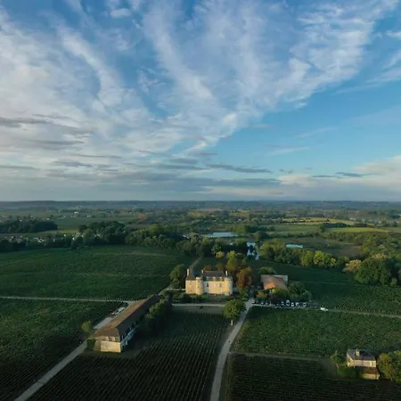 Bed and Breakfast La Chambre Bleue Du Chateau De Lescours A Saint-Emilion